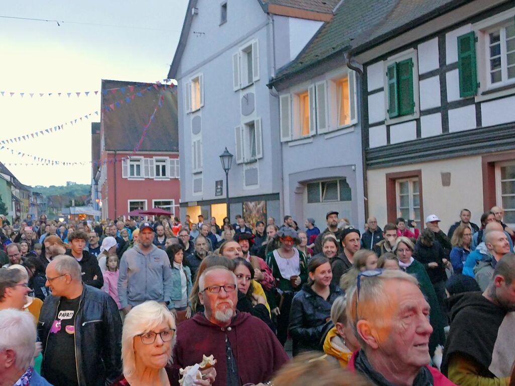 Das Publikum strmt zum Auftritt von Corvus Corax.