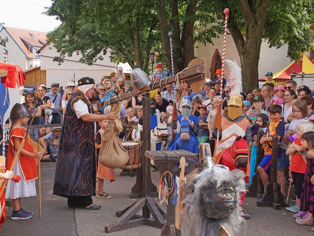 Kinder-Ritterturnier mit Pferd und Lanze