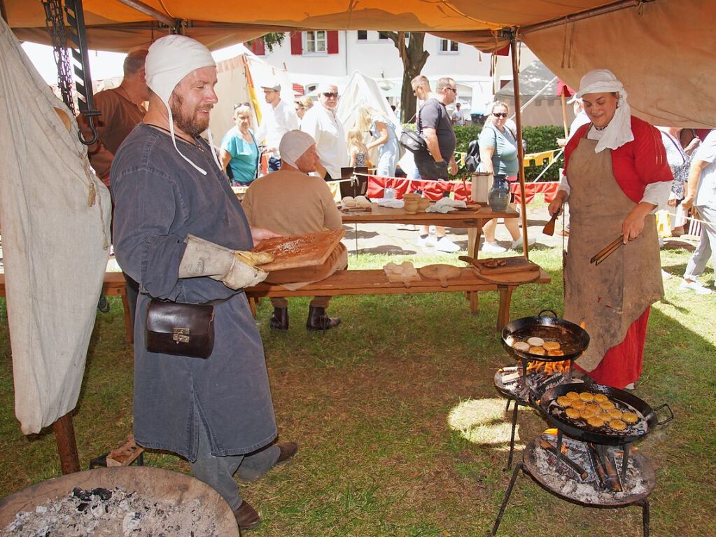 Mittagsmahl im Ritterlager