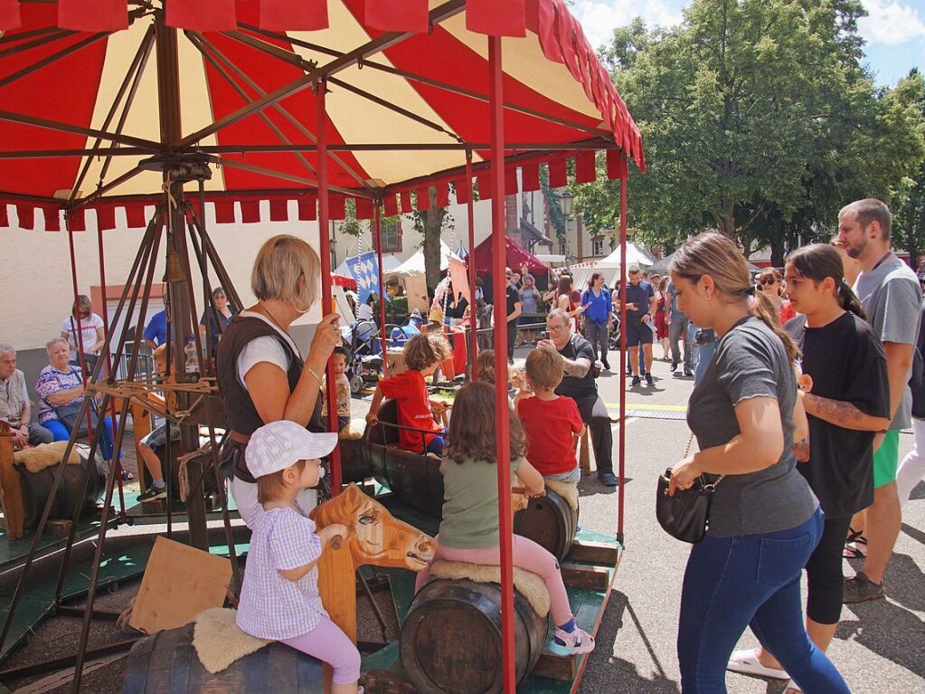 Kinderkarussell stilecht im Handbetrieb ber Kurbel und Seilzug