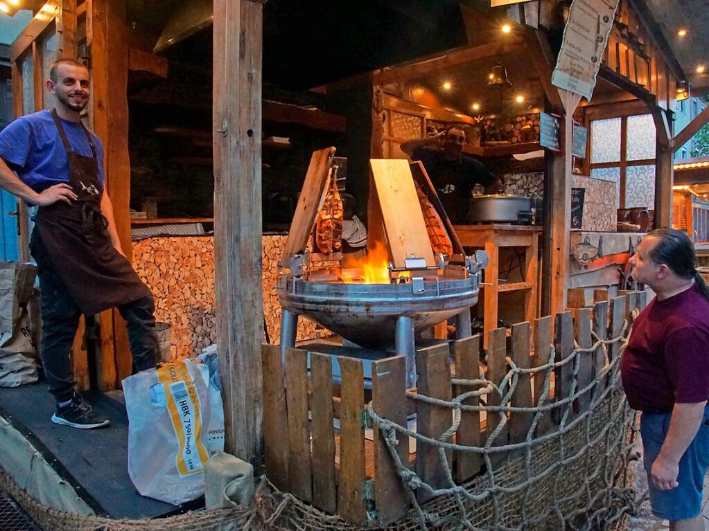 Fladenbrot berm offenen Feuer gebacken - schon der Duft allein lockte die Kunden.