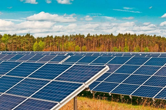 Photovoltaik auf Freiflchen soll im K...ll auch die Windkraft forciert werden.  | Foto: Stockfotos-MG