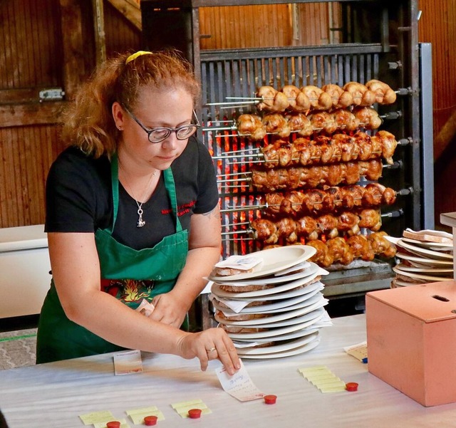 Halbe Hhnchen am Flieband musste der... Traditionsfest in Schopfheim grillen.  | Foto: Thomas Winckelmann