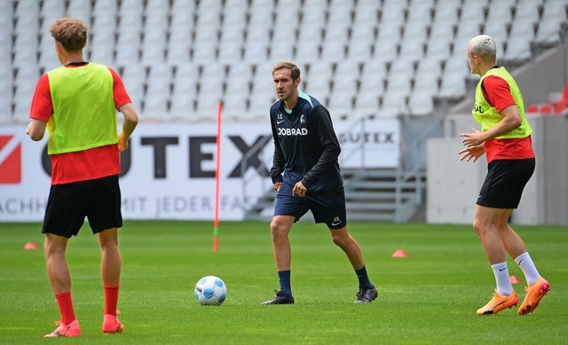 Erklrte nicht nur, sondern kickte dir...t: der neue SC-Trainer Julian Schuster  | Foto: Achim Keller