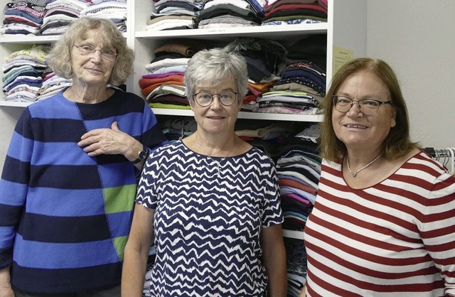 Barbara Kamke, Rita Trescher und Corne...ich ehrenamtlich in der Kleiderkammer.  | Foto: Katharina Mohr