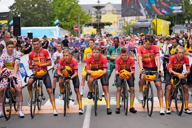 Norwegische Fahrer legen bei der Tour ...eich-Rundfahrt ums Leben gekommen war.  | Foto: Jerome Delay (dpa)