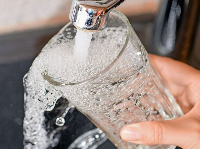 Nicht nur zum Trinken wird Wasser genutzt.  | Foto: Patrick Pleul (dpa)