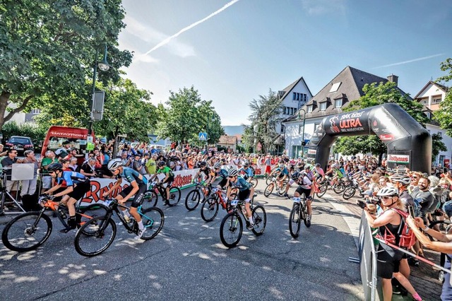 Beim Start in Kirchzarten sehen die Mo...i den Startern ber die Ultra-Distanz.  | Foto: Sebastian Eckmann