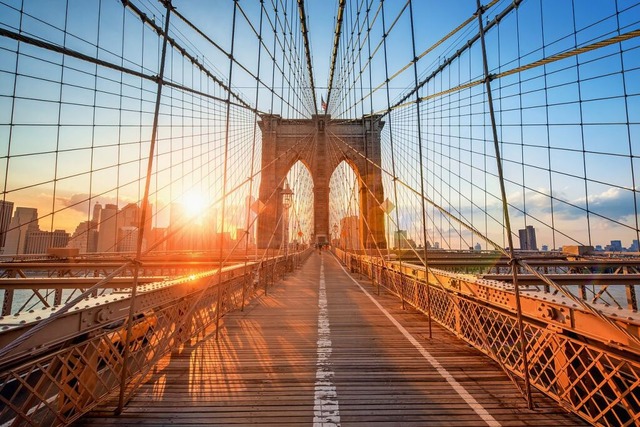 Die winterliche Brooklyn Bridge im Mor...art in die Weihnachtszeit in New York.  | Foto: mapman/Shutterstock.com