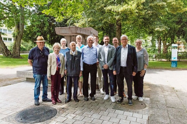 Offizielle aus Waldkirch und der Partn...der Inbetriebnahme des Europabrunnens.  | Foto: Gabriele Zahn