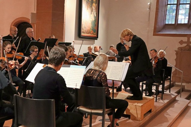 Stefan Krattenmacher leitet das Orches...Friedenskirche freundlich und przise.  | Foto: Juliana Eiland-Jung