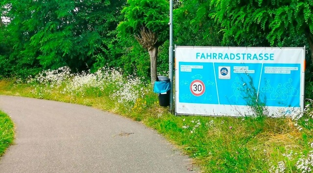 Die Fahrradstrae entlang der Mllheim...inweise darauf sind schon aufgestellt.  | Foto: Stadt Weil am Rhein