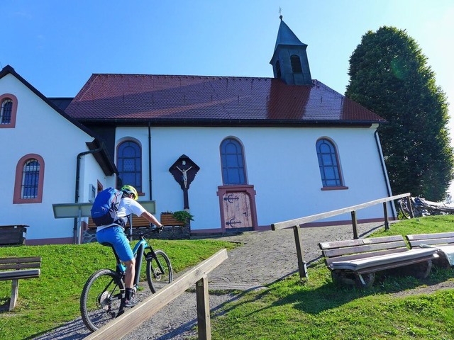 &#8222;E-Bikes locken mehr Pilger an&#8220;: Radler vor der Hrnlebergkapelle  | Foto: Stefan Zahler