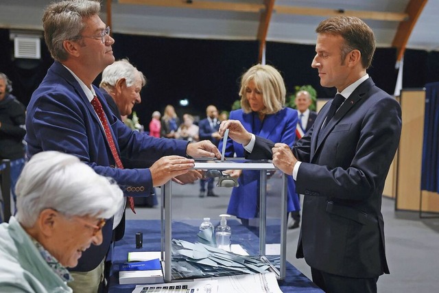 Der franzsische Prsident Emmanuel Ma... zweite Runde der Parlamentswahlen ab.  | Foto: Mohammed Badra (dpa)