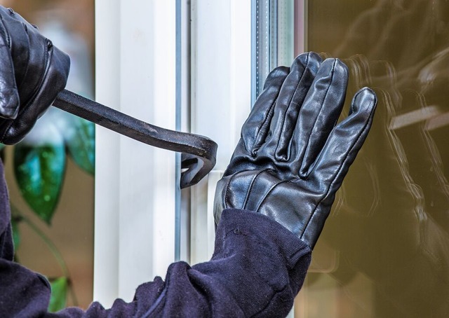 Die Lrracher Polizei ermittelt nach zwei Einbrchen. (Symbolbild)  | Foto: Rainer Fuhrmann /stock.adobe.com