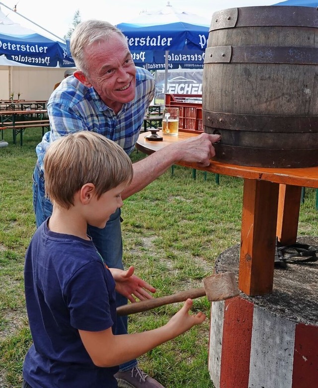 Braumeister Jrg Lusch bekommt beim Fa... Untersttzung vom jungen Max Gutbrod.  | Foto: Silvia Schillinger-Teschner