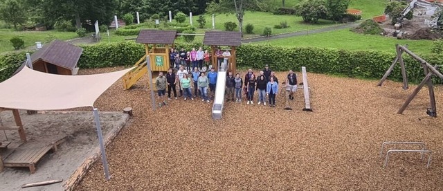 Stolz auf den neuen Spielplatz sind die Wiedener Eltern.   | Foto: Gemeinde