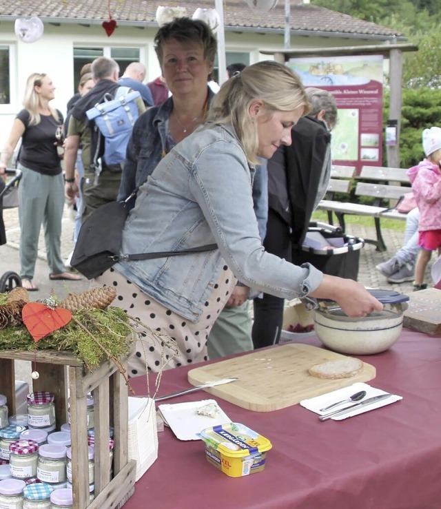 Besucherinnen und Besucher flanierten ... Stand beim Naturpark-Markt vertreten.  | Foto: Yvonne Rnzi