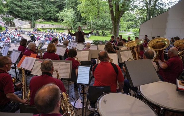 Frs Finale taten sich die beiden Orchester zusammen.   | Foto: Benedikt Walter