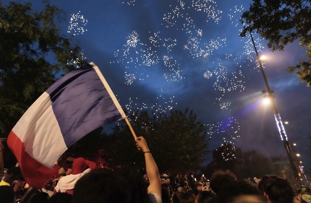 Franzosen feiern auf dem Platz der Republik am Sonntagabend.  | Foto: Sadak Souici (dpa)