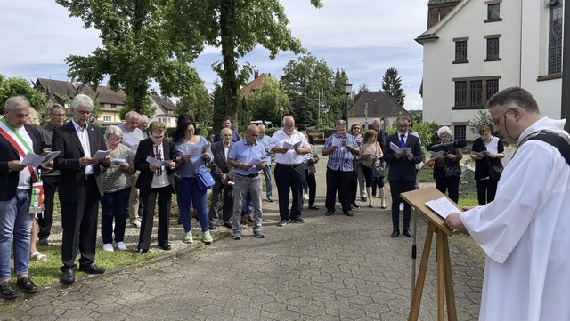 Die Brgermeister Gianfranco Mottola u...chen den Worten von Matthias Bergmann.  | Foto: Annemarie Rsch