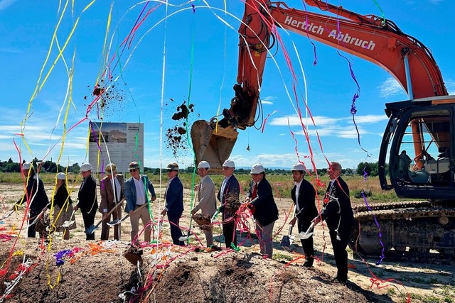 Mit dem symbolischen Spatenstich wurde...n kleines neues Stadtviertel entstehen  | Foto: Helmut Seller