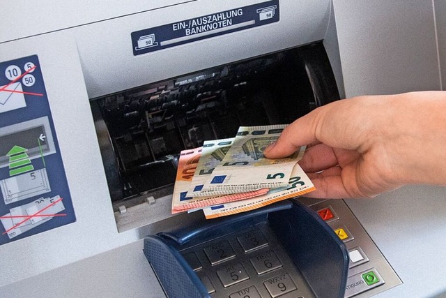 Bargeld aus dem Automat &#8211; das ga...mat am alten Standort in Betrieb sein.  | Foto: benjaminnolte  (stock.adobe.com)