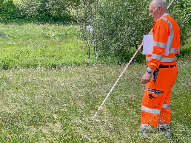 Bauhofleiter Michael Lber misst die S...der neuen Werke im Skulpturenpark aus.  | Foto: Wilfried Dieckmann