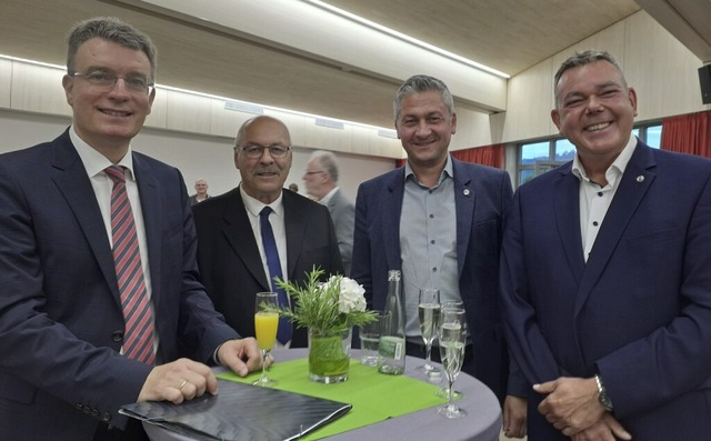 Thorsten Erny, Manfred Armbruster, Ort...arco Porta stoen auf das Jubilum an.  | Foto: Barbara Puppe
