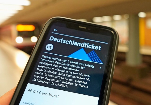 Das Deutschlandticket ist ein groer Erfolg geworden.  | Foto: Marcus Brandt (dpa)