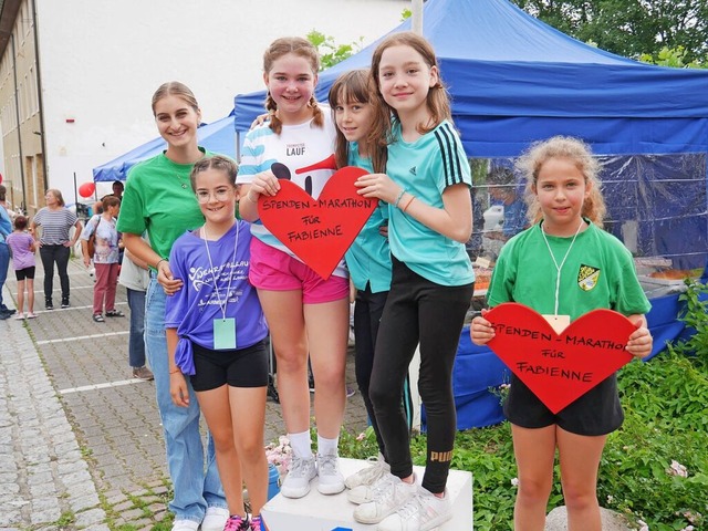 Die Mdchen werben fr den Spenden-Marathon zugunsten von Baby Fabienne.  | Foto: Michael Gottstein