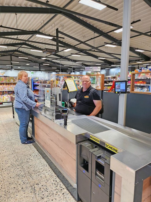 Begegnung auf Augenhhe: Christian Sie...ner Arbeit als Kassierer im CAP-Markt.  | Foto: Cap-Markt