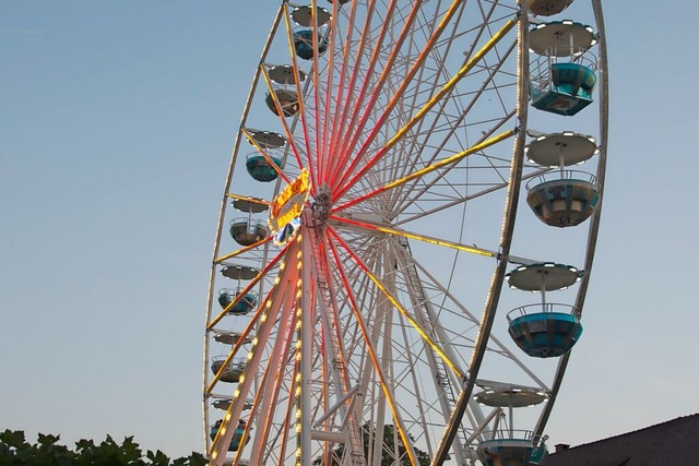 Das Riesenrad gehrt seit fast 20 Jahren zum Neuenburger Nepomukfest.  | Foto: Volker Mnch