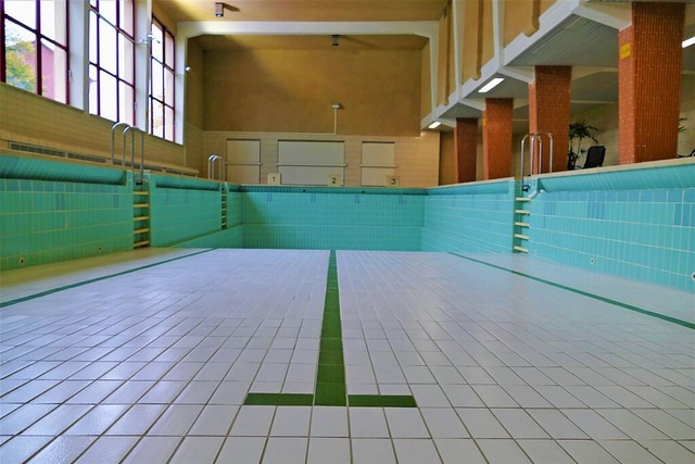 Das Hallenbad in Rheinfelden ist in die Jahre gekommen.  | Foto: Ralf H. Dorweiler