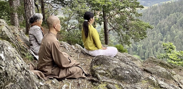 Vor der Gehmeditation lieen sich Mnc... Thi (rechts) sitzend auf den Ort ein. 