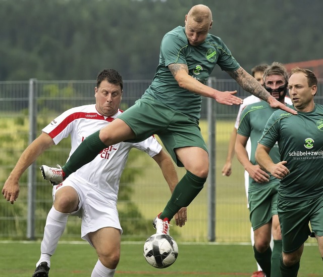 Von wegen nur bequemer Altherrenfubal...e sogar eine akrobatische Flugeinlage.  | Foto: Wolfgang Scheu