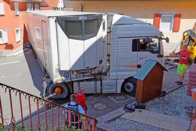 Nach mehreren Stunden machte eine Spez...lig verkeilten Sattelzug wieder flott.  | Foto: Ruth Seitz