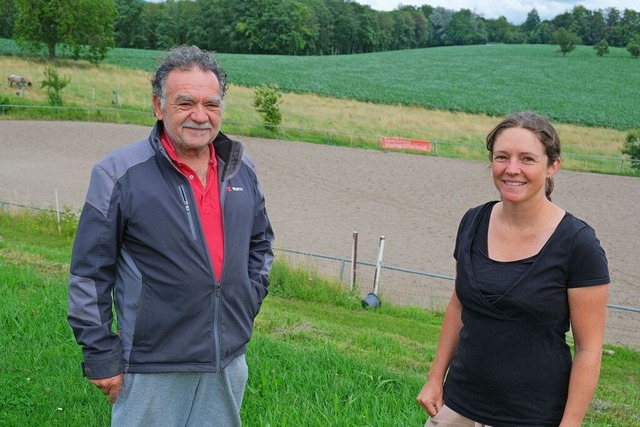 Vereinsvorsitzender Bernhard Prokop un...ung inne hat, vor dem groen Reitplatz  | Foto: Martin Pfefferle