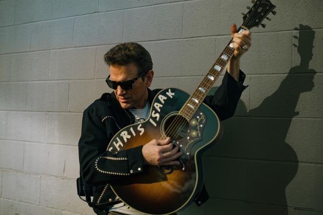 Rockabilly-Legende Chris Isaak kommt zum "Stimmen"-Festival nach Lrrach: "Ich liebe deutsches Essen"