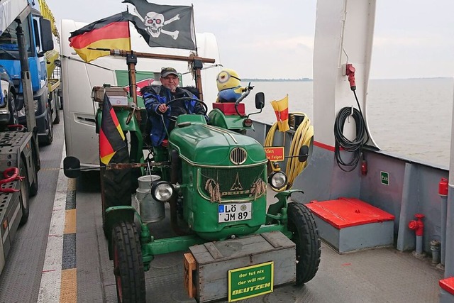 Rolf Mck ist mit seinem Deutz-Bulldog...fhre ging es fr ihn nach Glckstadt.  | Foto: Rolf Mck