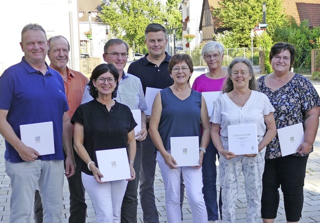 Dienstltester aktiver Kommunalpolitik...nhard Irion (CDU), Zweiter von links.   | Foto: Ulrike Derndinger