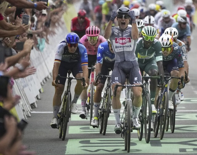 Der Belgier Jasper Philipsen (M.)jube... sowie dem Belgier Wout van Wert (r).   | Foto: Daniel Cole (dpa)