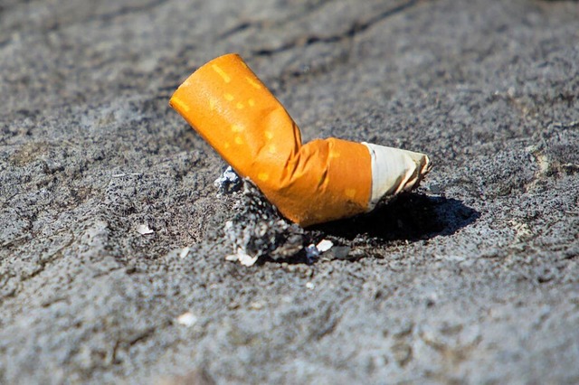 Eine gefundene Zigarettenkippe (Symbol...uf die Spur eines Einbrechers gefhrt.  | Foto: NikoEndres / stock.adobe.com
