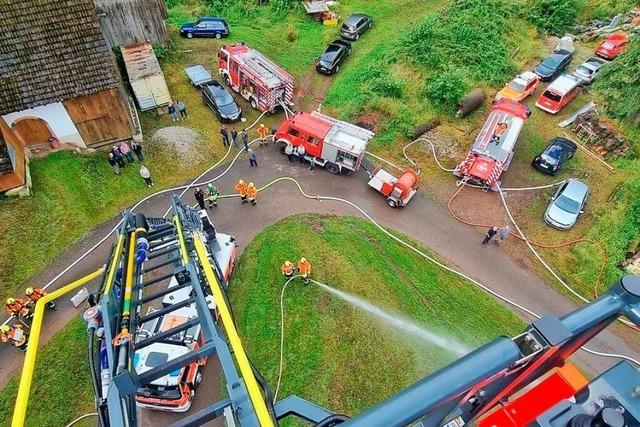 Fr einige Feuerwehrleute war die Nacht kurz: sie waren zuerst bei der Beach Party im Einsatz, dann bei der bung