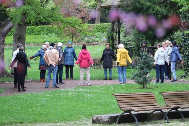 Fit ohne Turnschuhe: Im Emmendinger Stadtgarten sportelt die Doktorin neben der Verkuferin