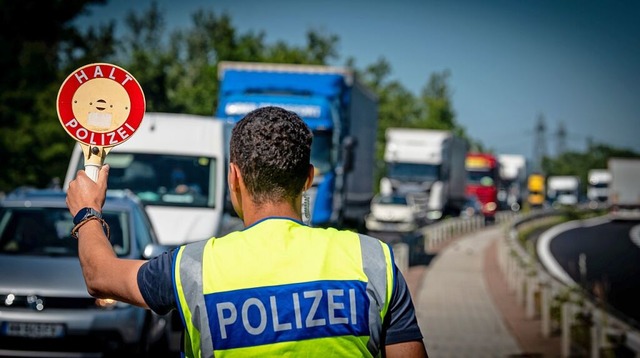 Grenzkontrolle beim Autobahndreieck in...t einem Fahrer, dass er anhalten muss.  | Foto: Jonas Gnther