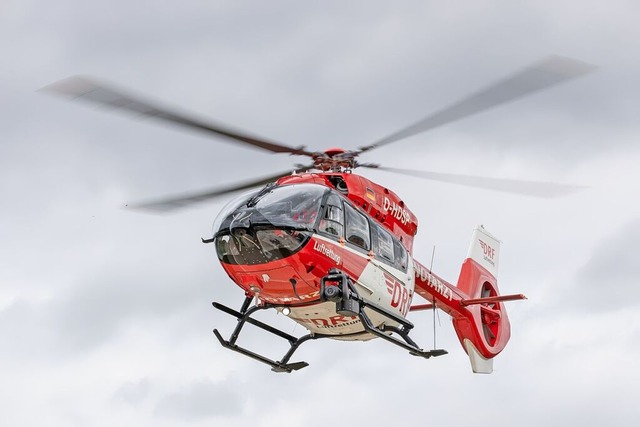 Der Radler musste mit dem Helikopter in eine Klinik geflogen werden.  | Foto: Daniel Karmann (dpa)