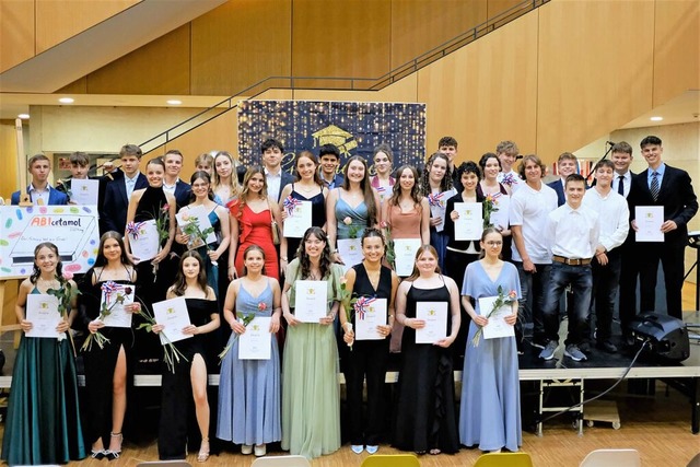 Gruppenbild mit Zeugnissen: Die Abitur... Abiturienten des Oberrhein-Gymnasiums  | Foto: Oberrheingymnasium Weil am Rhein