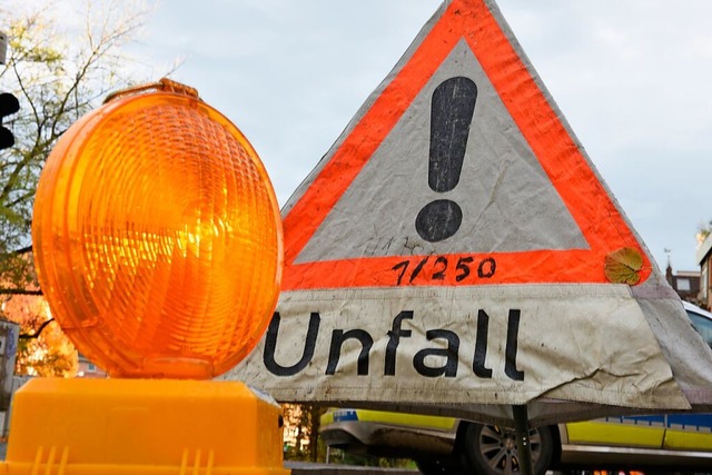 Nach einem Unfall wird der verursachen...fuhr mglicherweise einen weien Vito.  | Foto: Patrick Seeger