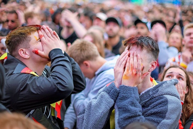 Die deutschen Fans konnten nicht mehr ...fr die Spanier war Deutschland raus.   | Foto: IMAGO/Maximilian Koch